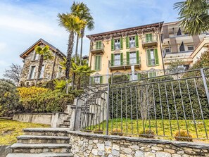 Arbre, Bâtiment, Fenêtre, Zone Résidentielle, Façade, Maison, Domicile, Architecture, Arbuste, Biens