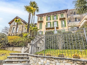 Arbre, Bâtiment, Fenêtre, Zone Résidentielle, Façade, Maison, Domicile, Architecture, Arbuste, Biens
