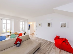 Meubles, Design Intérieur, Sol, Sol, Bois, Plafond, Canapé, Parquet, Pièce, Salon