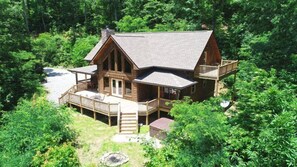 Exterior View - Exterior view of the cabin