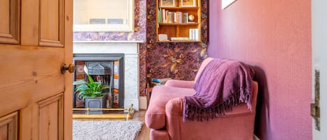 Harriet's, Cromer: Enter from the hallway in to the sitting room