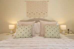 3 Chapel Cottages, Docking: Master bedroom with king-size bed