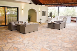 Spaicous Outdoor sitting area with Stone elements and greenery