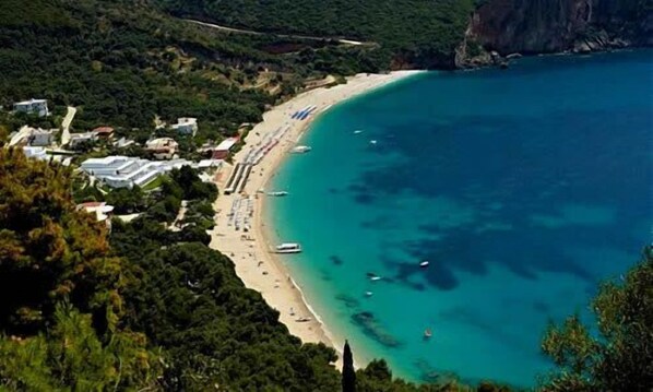 Lichnos sandy beach (2km)