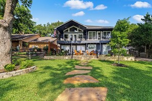Lilypad, lakeside cabana w/ TV + mini fridge, universal boat lift + jetski lift
