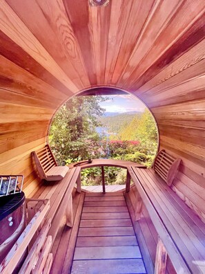 Barrel sauna with views of the ocean 