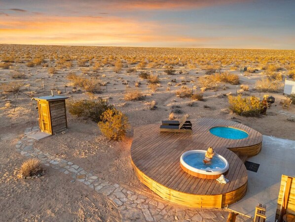 Outdoor spa tub