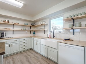 It doesn't matter if it’s a quick snack or a multi-course meal, this kitchen has everything you need to indulge.