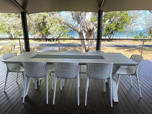 Sully's Beach House - Outdoor Dining with Coral Sea Views