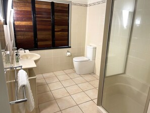 Sully's Beach House - Master Bedroom Ensuite