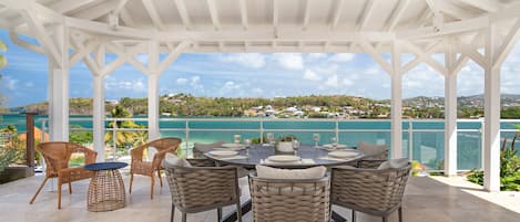 La Villa de luxe Blue Cap offre une vue extraordinaire sur l'Océan. Avec son confort moderne et raffiné , la Villa saura vous amener vers un art de vivre créole et des vacances en Martinique inoubliables.
