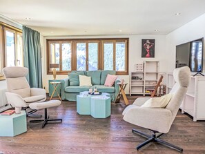 Möbel, Interior Design, Flooring, Fussboden, Holz, Wohnzimmer, Zimmer, Stuhl, Beleuchtung, Couch