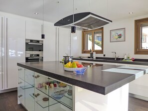 Küche, Countertop, Interior Design, Möbel, Cabinetry, Küchengerät, Flooring, Holz, Decke, Zuhause