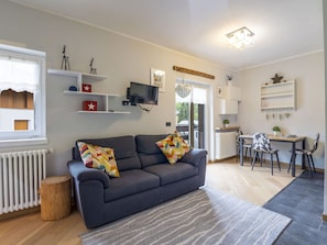 Möbel, Interior Design, Flooring, Wand, Couch, Zimmer, Fussboden, Holz, Decke, Wohnzimmer