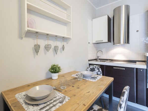 Möbel, Küchengerät, Interior Design, Countertop, Küche, Major Appliance, Cabinetry, Flooring, Holz, Zimmer