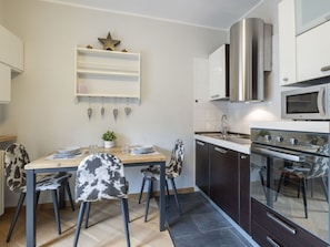 Möbel, Interior Design, Flooring, Holz, Küchengerät, Küche, Countertop, Decke, Zimmer, Fussboden
