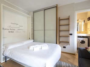 Bett, Interior Design, Möbel, Schlafzimmer, Bedding, Fussboden, Flooring, Bettdecke, Holz, Zimmer