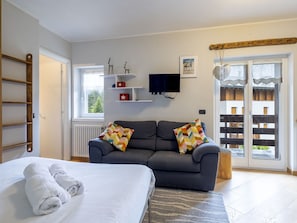 Möbel, Interior Design, Zimmer, Wand, Flooring, Holz, Decke, Couch, Fussboden, Textil
