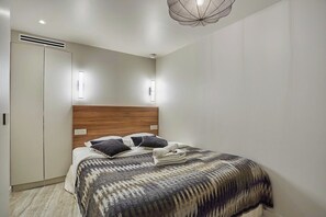 Chambre avec lit double 160 cm et télévision