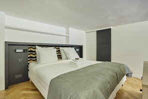 Chambre N1 avec salle de bain et toilette séparé