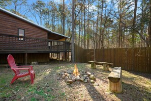 Swap stories & roast marshmallows around the backyard firepit