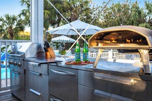 Next to the pool, enjoy the convenience of a large outdoor kitchen with grill, refrigerator and Ooni pizza oven.  Bon appetit! 