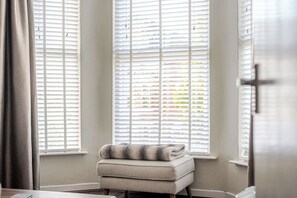 Relax in style with plenty of natural light and the outside view! 🌞🛋️