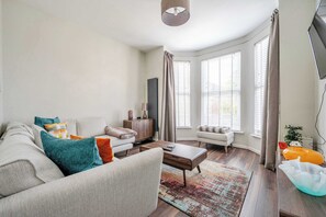 Bright, airy, and welcoming—this living room is the perfect place to relax and unwind. 🌞🛋️