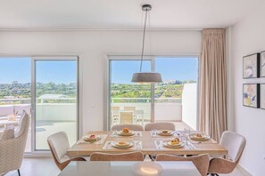Bright and spacious living room with a sofa, SmartTV, and terrace access. (2)