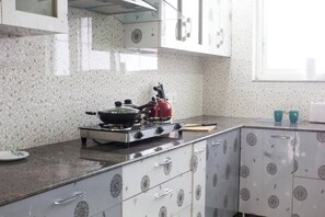 Modern Elegance in the Kitchen: Discover an opulent culinary space featuring state-of-the-art appliances, sleek marble countertops, and exquisite lighting fixtures. Your culinary haven on Parfait Street