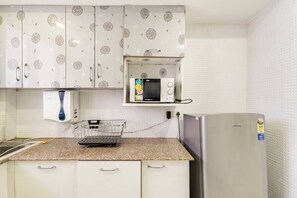 An opulent, modern kitchen with state-of-the-art appliances, marble countertops, and elegant lighting fixtures -parfaitstreet
