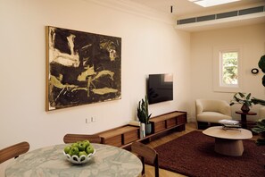 MG Suite - Australian local artist, Kyle Murrelltist, 