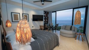 Habitación con cama king ubicada en tercer piso con vista al mar, AC y TV 