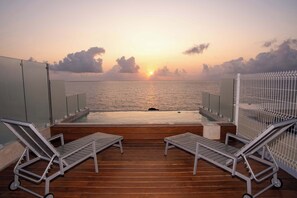 Terraza con alberca infinita y vista al mar Caribe 
