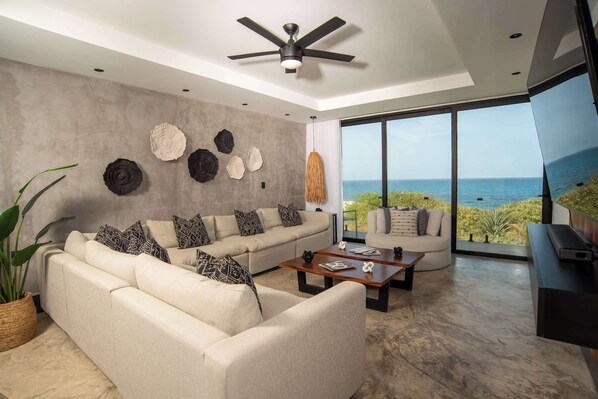 Sala de estar con TV y balcón privado con vista 