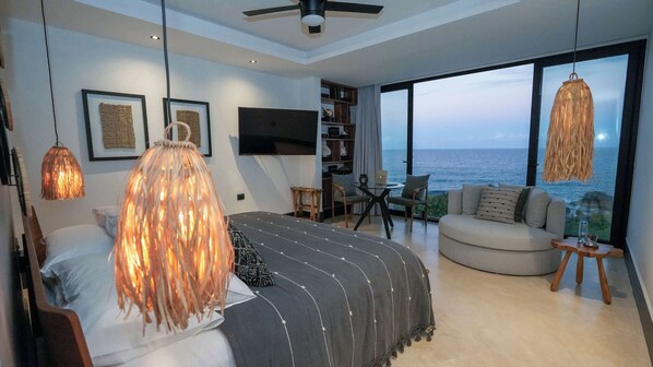 Habitación con cama king ubicada en tercer piso con vista al mar, AC y TV