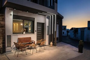 Veranda with a dining area