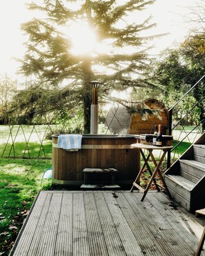Outdoor spa tub