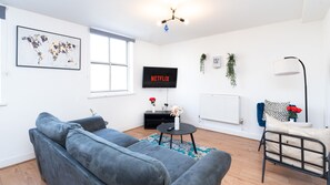 -Living Room
-Seating Area
-TV & Entertainment 
-Netflix 
-Fast Wifi