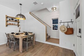Dining area for 6
