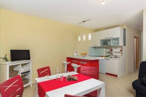 Living room (dining table, TV, bar, kitchen)