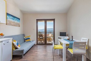 Living room (sofa, dining table)