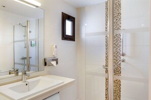 Bathroom with standard amenities, offering the necessary facilities for daily use.