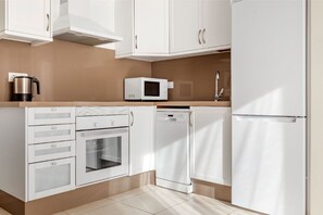 Modern, equipped kitchen with sleek finishes for easy meal preparation.
