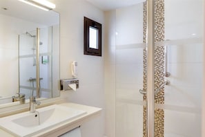Bathroom with modern facilities, offering the necessary space for daily routines.