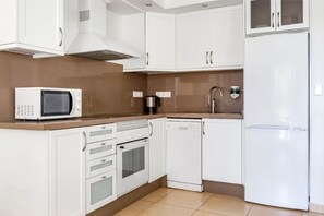 Compact and functional kitchenette, ideal for preparing simple meals and snacks.
