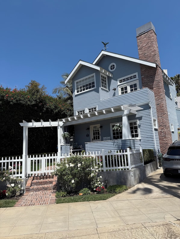 Front View w/ Fenced Yard