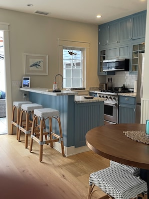 Gourmet Kitchen w/bar seating