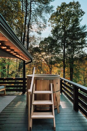 Outdoor spa tub