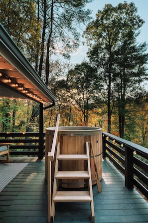Outdoor spa tub